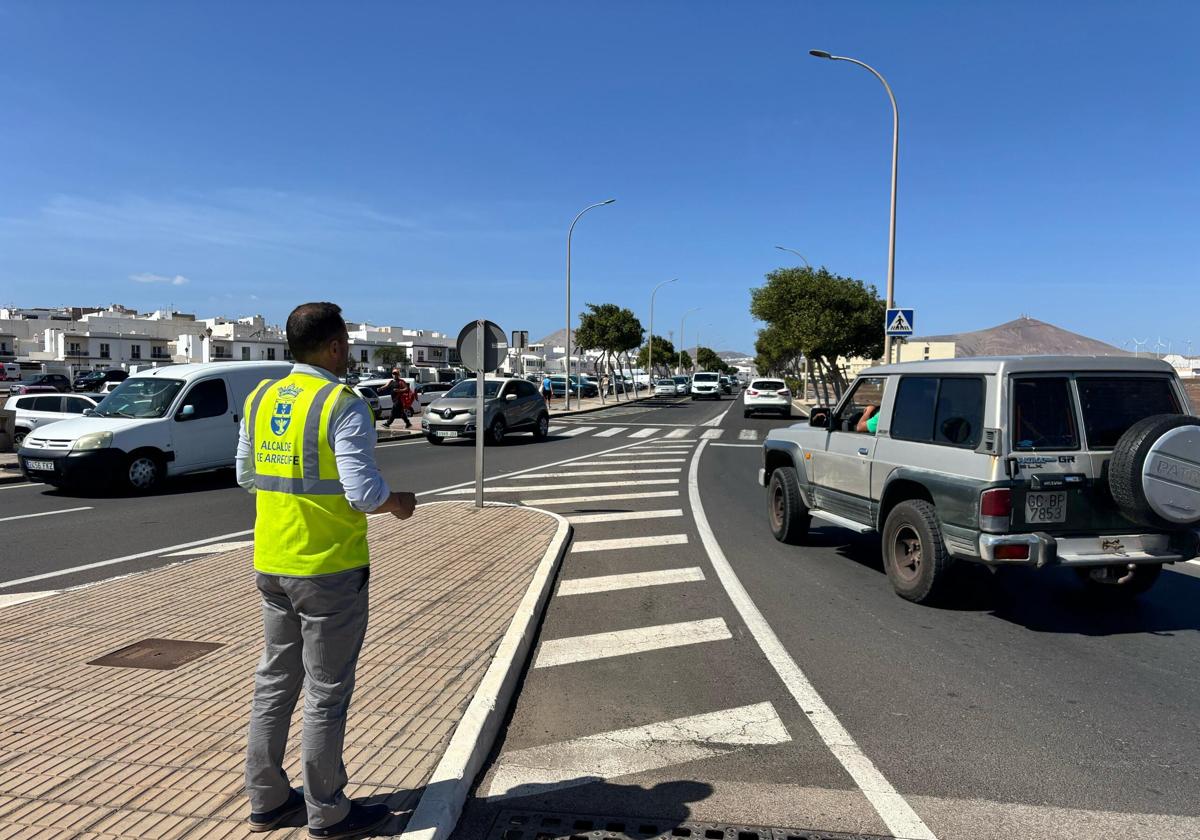 Alcalde en la zona a reasfaltar, en visita de este martes.