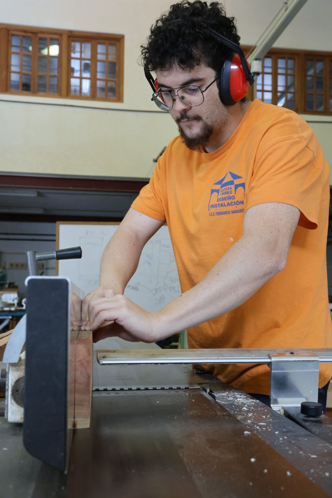 Así trabajan los alumnos del IES Fernando Sagaseta con madera de eucalipto rojo