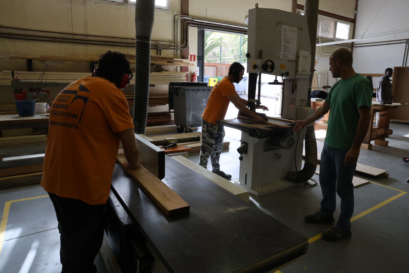 Así trabajan los alumnos del IES Fernando Sagaseta con madera de eucalipto rojo