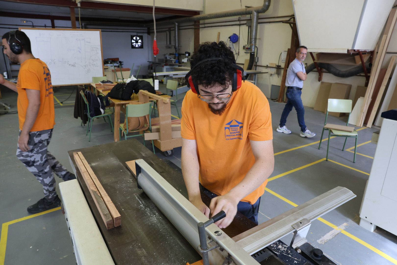 Así trabajan los alumnos del IES Fernando Sagaseta con madera de eucalipto rojo