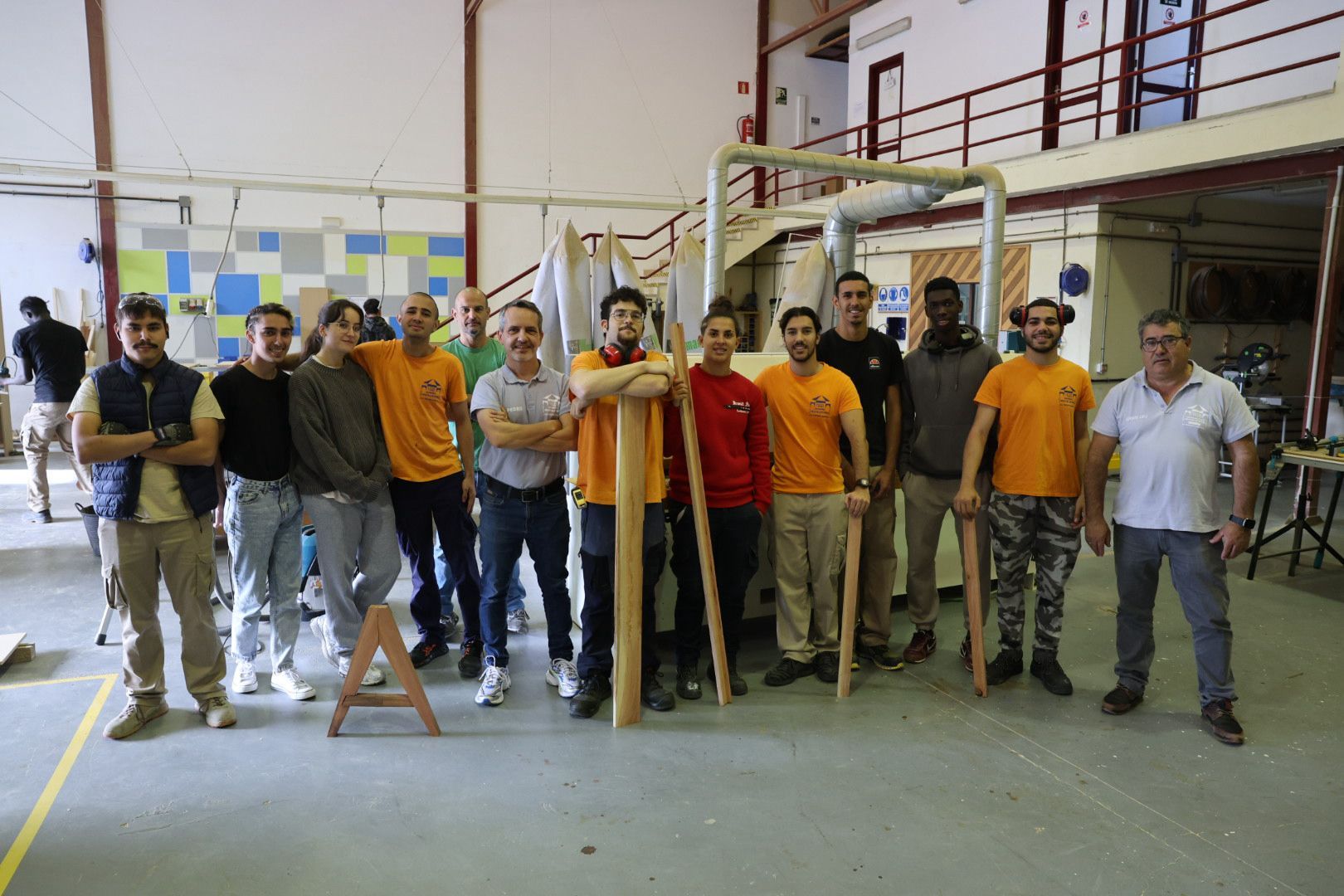 Así trabajan los alumnos del IES Fernando Sagaseta con madera de eucalipto rojo