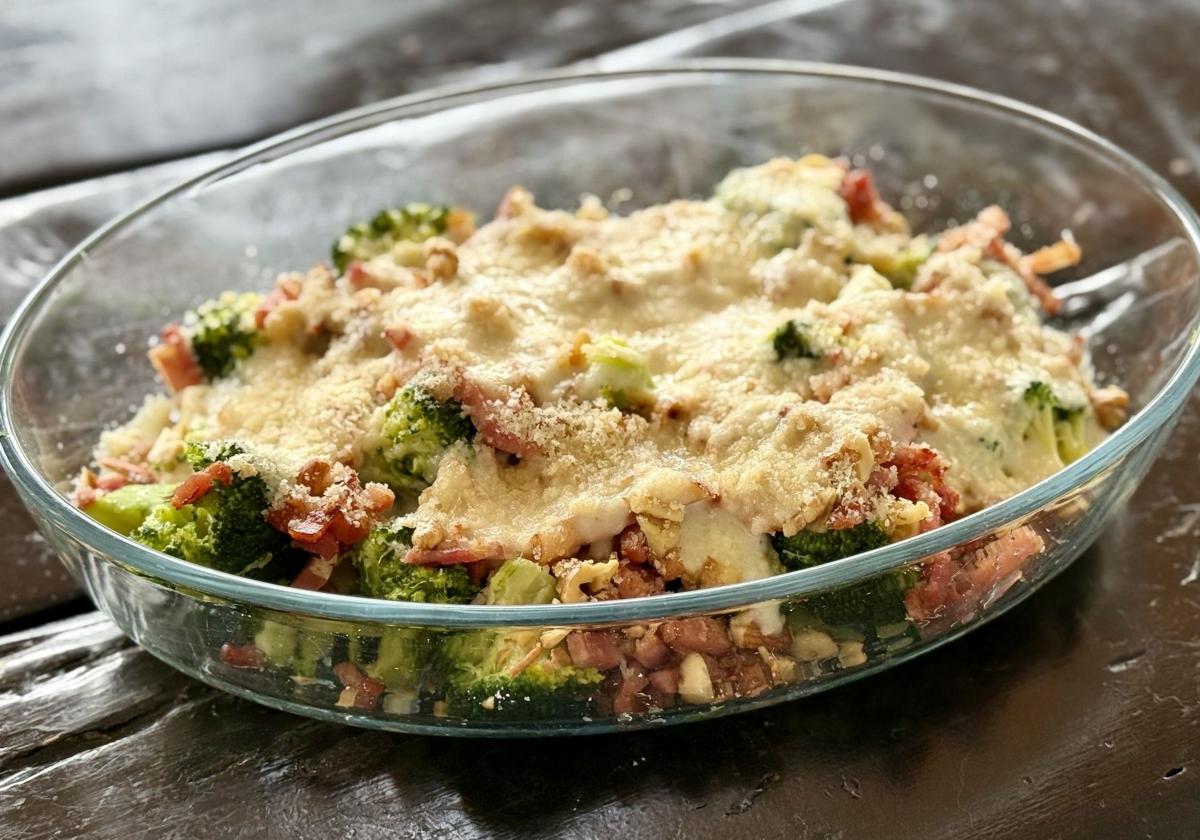 Brócoli gratinado con bacon y frutos secos