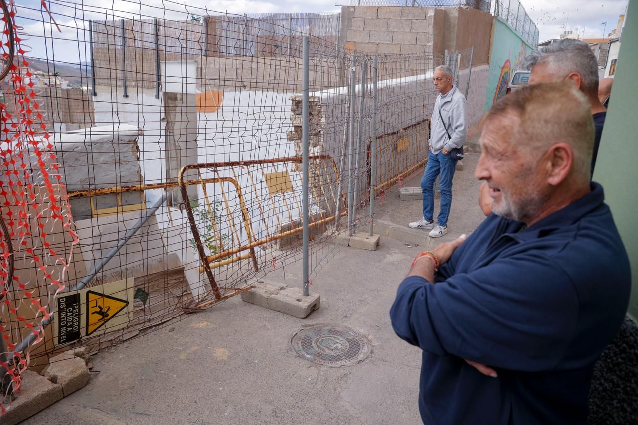 Vecinos de San Nicolás reclaman el arreglo de un muro en la calle Gaviota