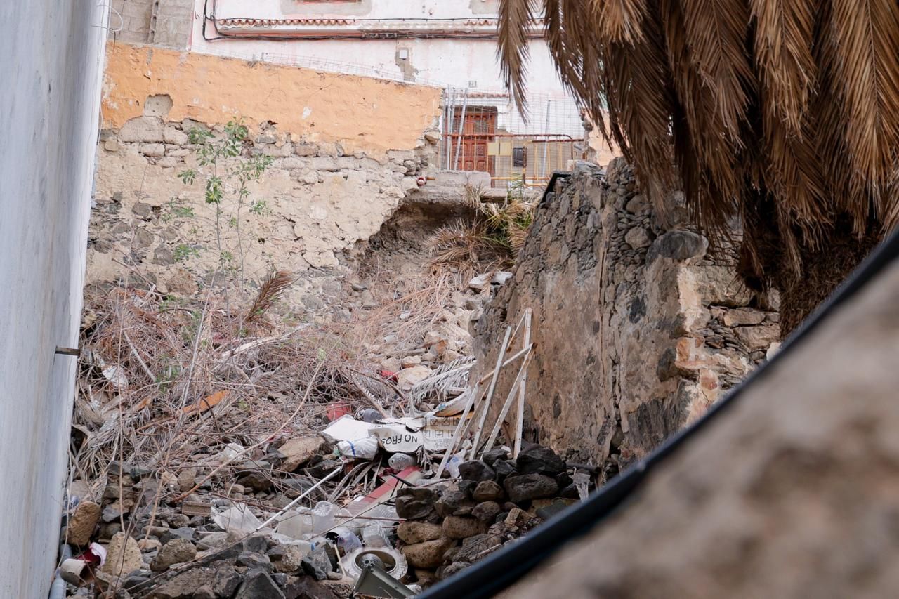 Vecinos de San Nicolás reclaman el arreglo de un muro en la calle Gaviota