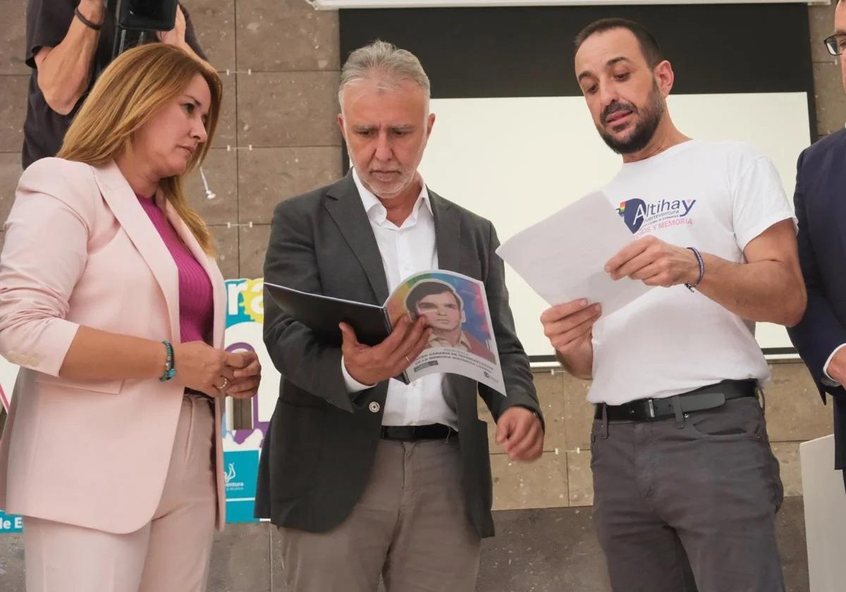 Hernán Morillo, coodinador de educacion del colectivo Altihay, explica el proyecto de lugar de memoria histórica al ministro Torres y a la presidenta majorera Lola García, durante la visita a la antigua colonia penitenciaria de Tefía en abril de 2024.