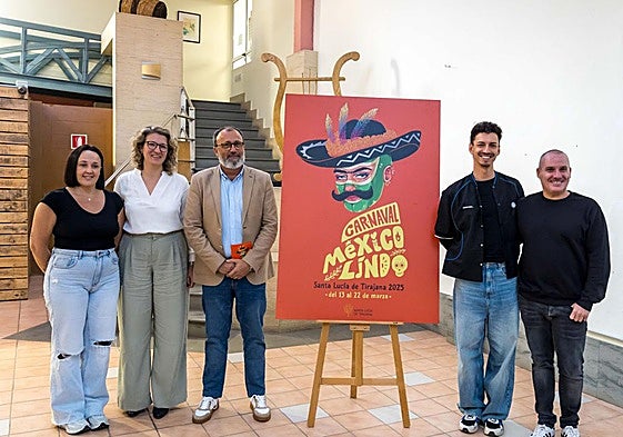 Una de las pregoneras, junto a Yaiza Pérez, Francisco García, David Rodríguez y Alberto Ojeda, durante la presentación.