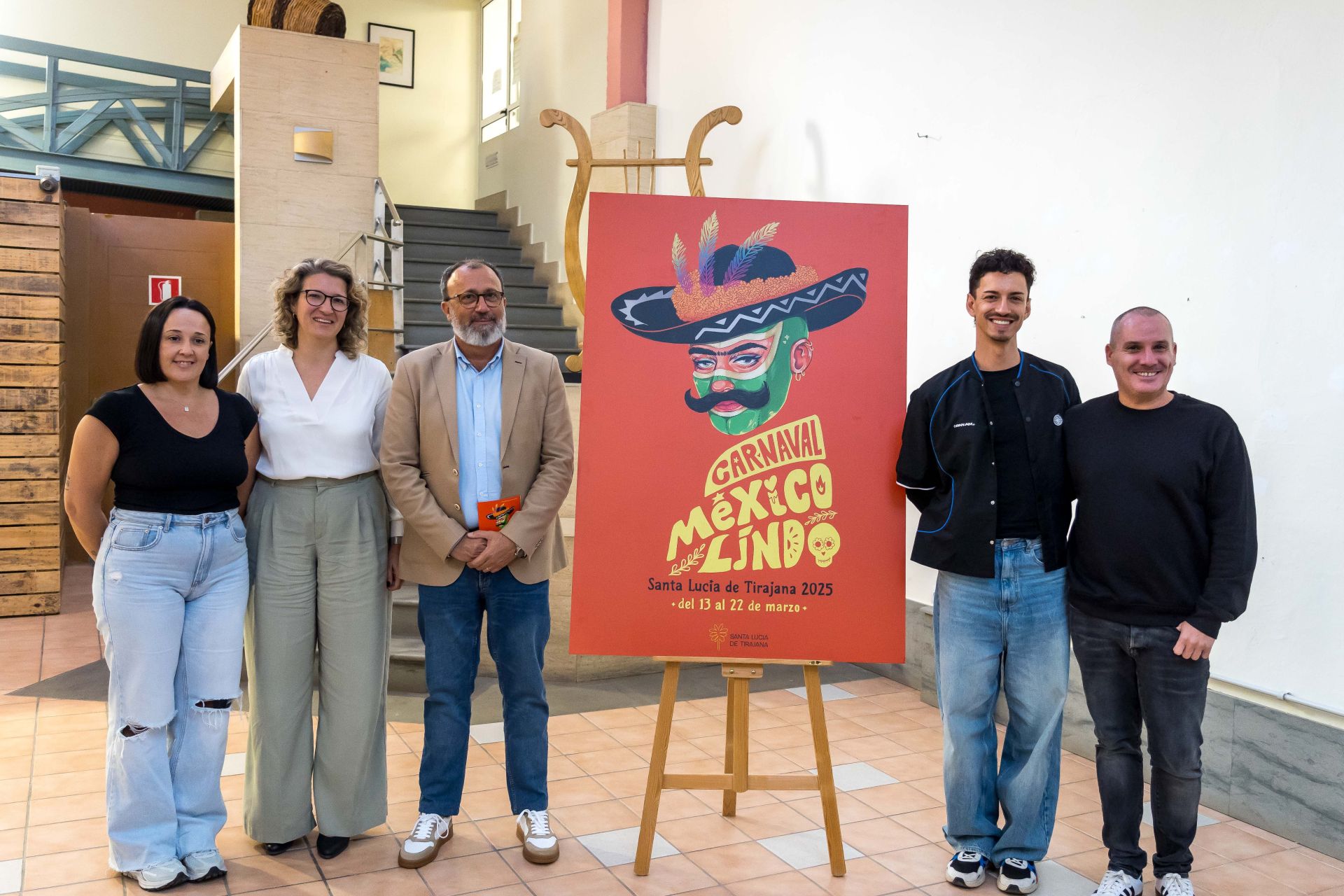 Una de las pregoneras, junto a Yaiza Pérez, Francisco García, David Rodríguez y Alberto Ojeda, durante la presentación.