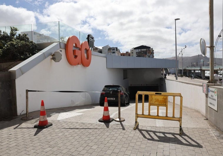 Imagen del acceso al garaje del gimnasio cerrado.