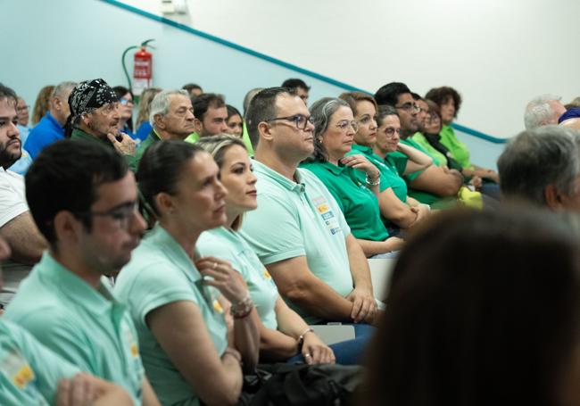 Alumnas y alumnos-trabajadores, en el acto de clausura.