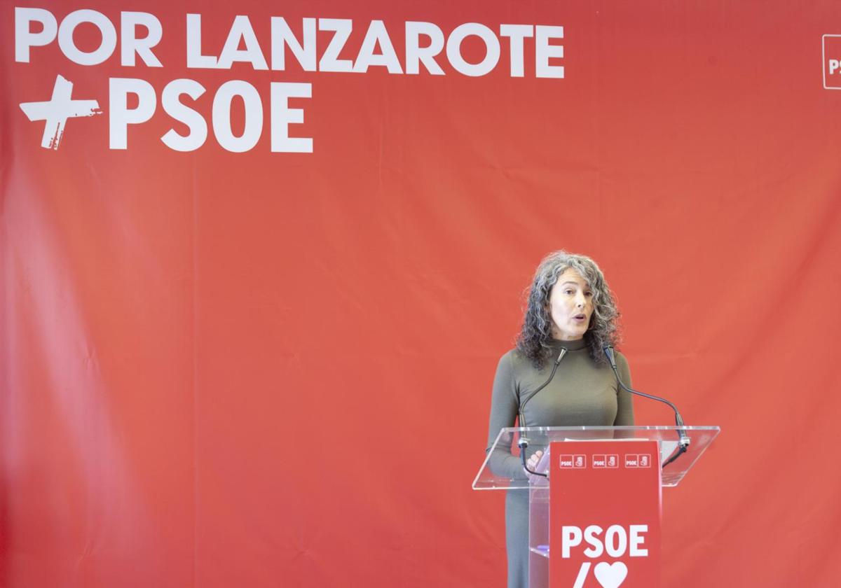 Ariagona González, en rueda de prensa en la sede del PSOE en Arrecife.