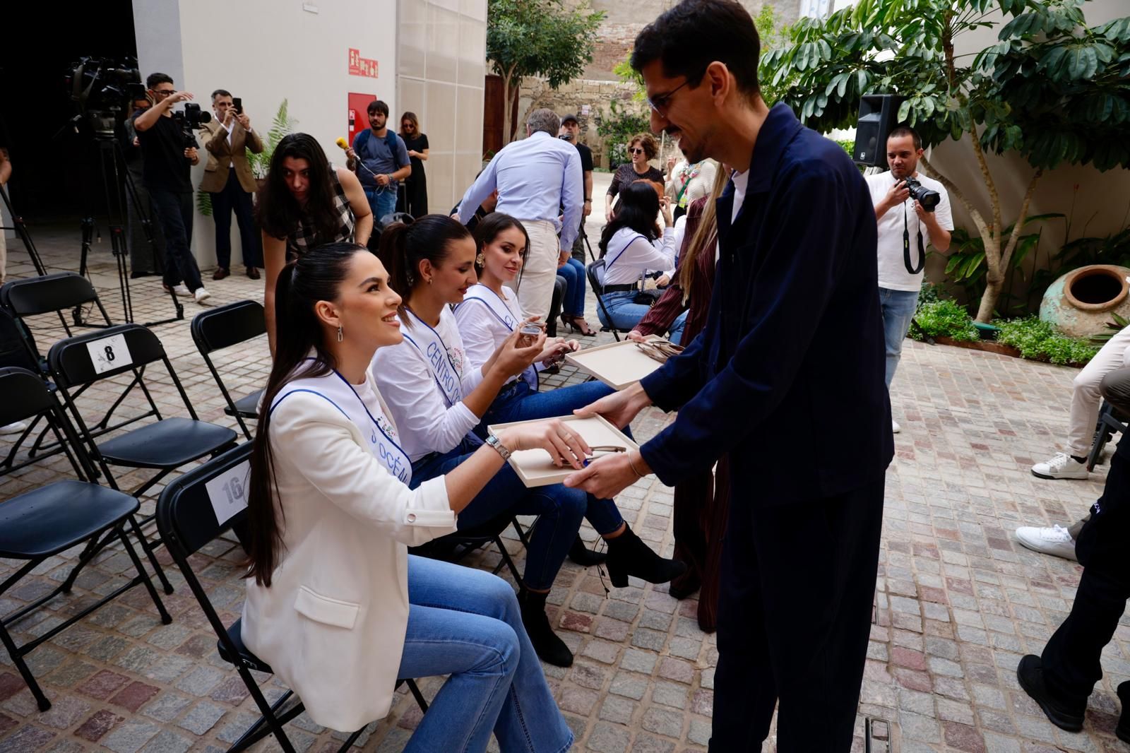 Candidatas y organizadores de la gala de la reina se reúnen días antes de la coronación