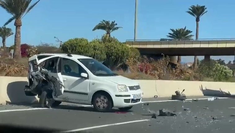 Un accidente en Vecindario deja dos heridos y provoca grandes retenciones