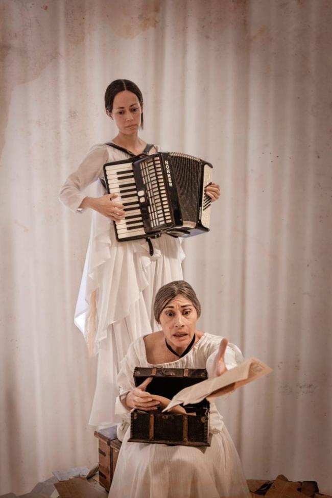 Sofía Garal (de pie) y Griselda Ponce, en sus respectivos papeles.