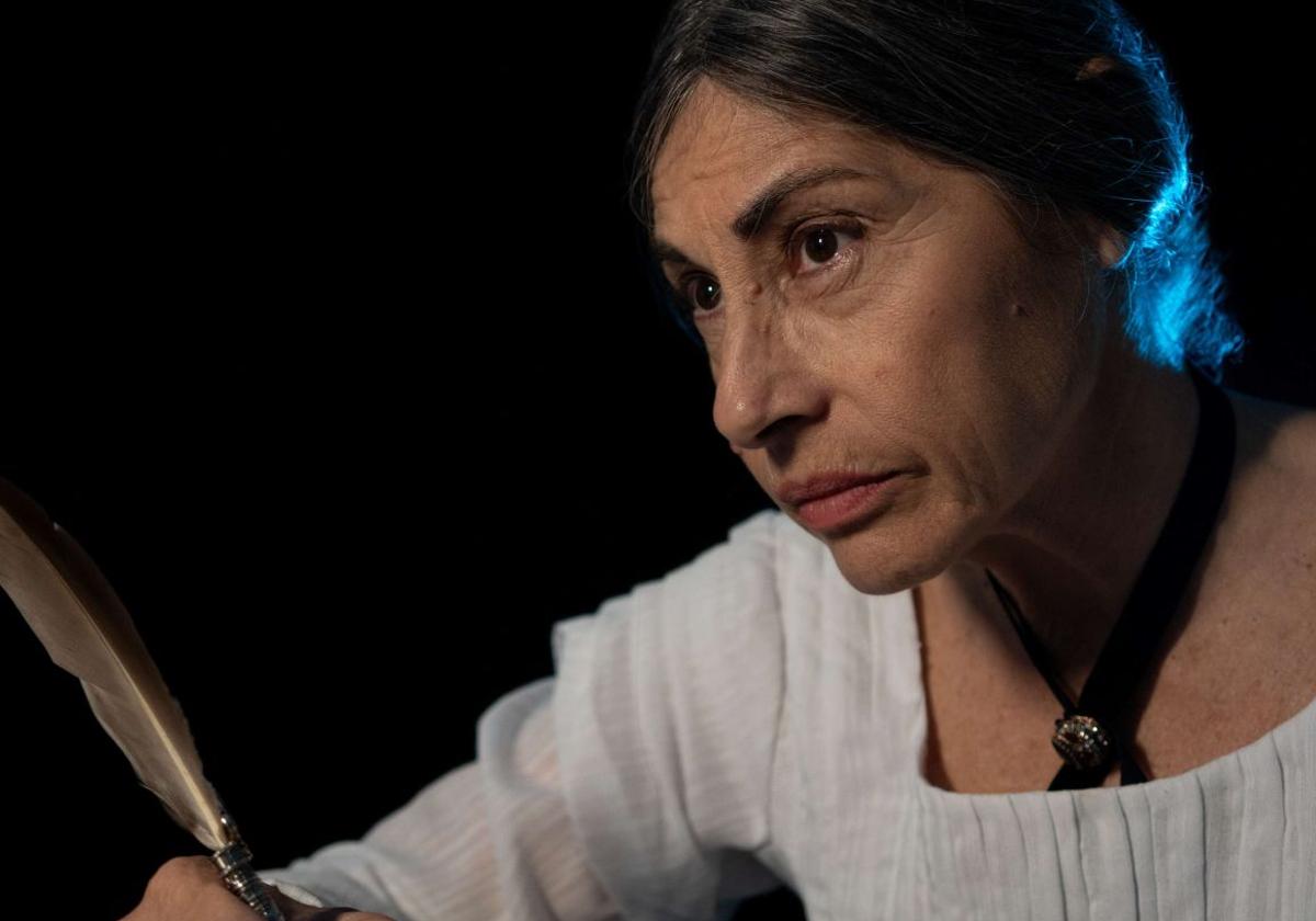 Griselda Ponce, como Emily Dickinson, en 'Emily Poesía Encerrada'.