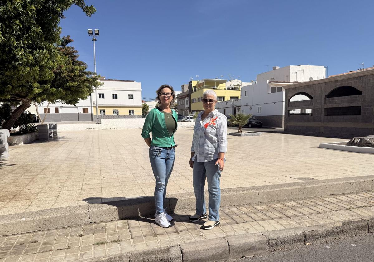 Conchi Narváez y Clara Inés Martel, en el poblado de San Fernando.