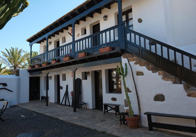 Zona de las habitaciones del hotel rural, separada por un muro y con patio propio.