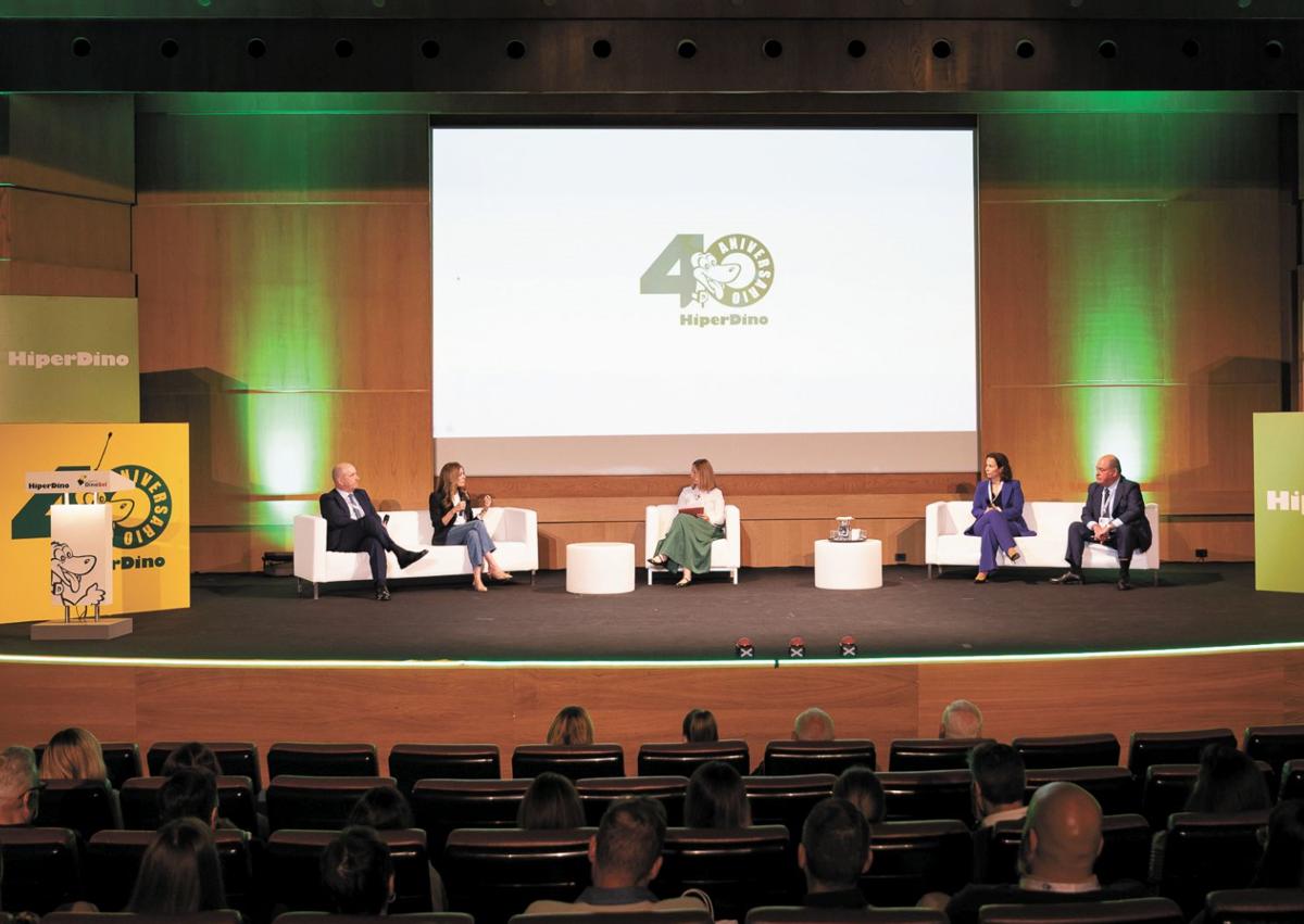 Imagen secundaria 1 - 1.- Javier Puga, consejero delegado de DinoSol Supermercados, en un momento de su intervención. 2.- El evento contó con una mesa de debate sobre el presente y el futuro del sector de la distribución. 3.- Asistentes al Congreso DinoSol participando en un taller.