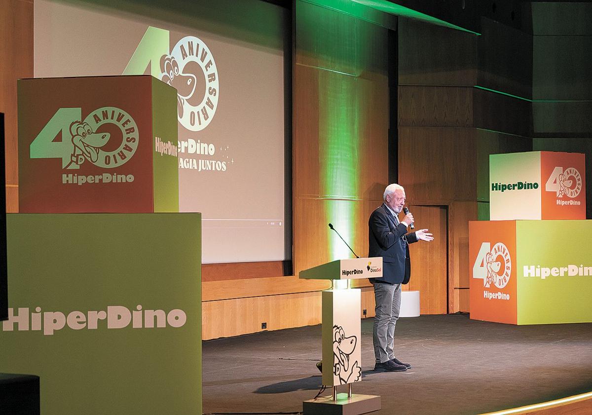 Imagen principal - 1.- Javier Puga, consejero delegado de DinoSol Supermercados, en un momento de su intervención. 2.- El evento contó con una mesa de debate sobre el presente y el futuro del sector de la distribución. 3.- Asistentes al Congreso DinoSol participando en un taller.