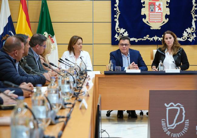 El consejero canario Manuel Miranda y la primera mandataria majorera Lola García presidieron la segunda reunión contra las infracciones del territorio.