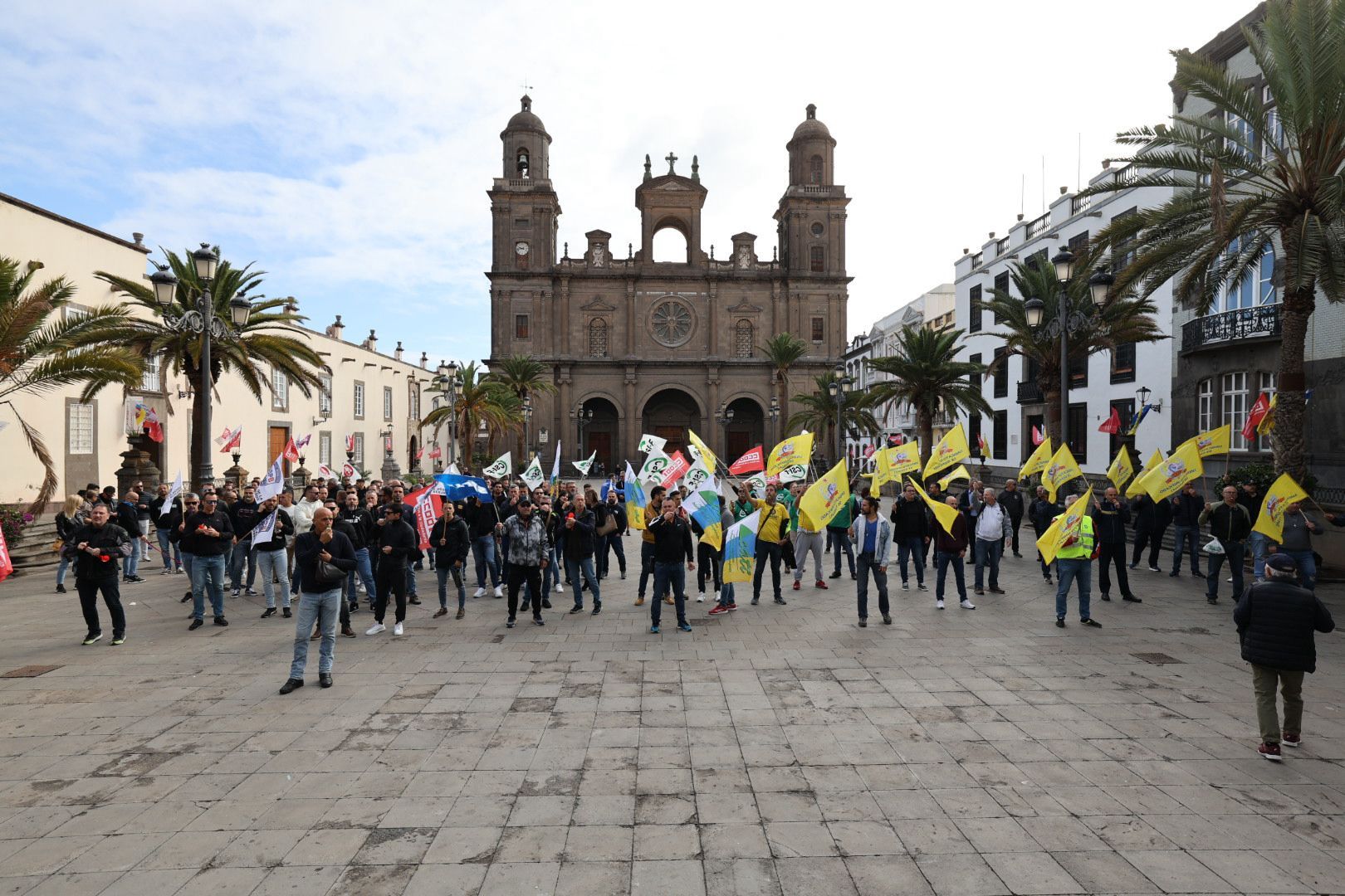 Protesta policial: Concentración ante el Ayuntamiento de la capital grancanaria por el conflicto de las horas extras