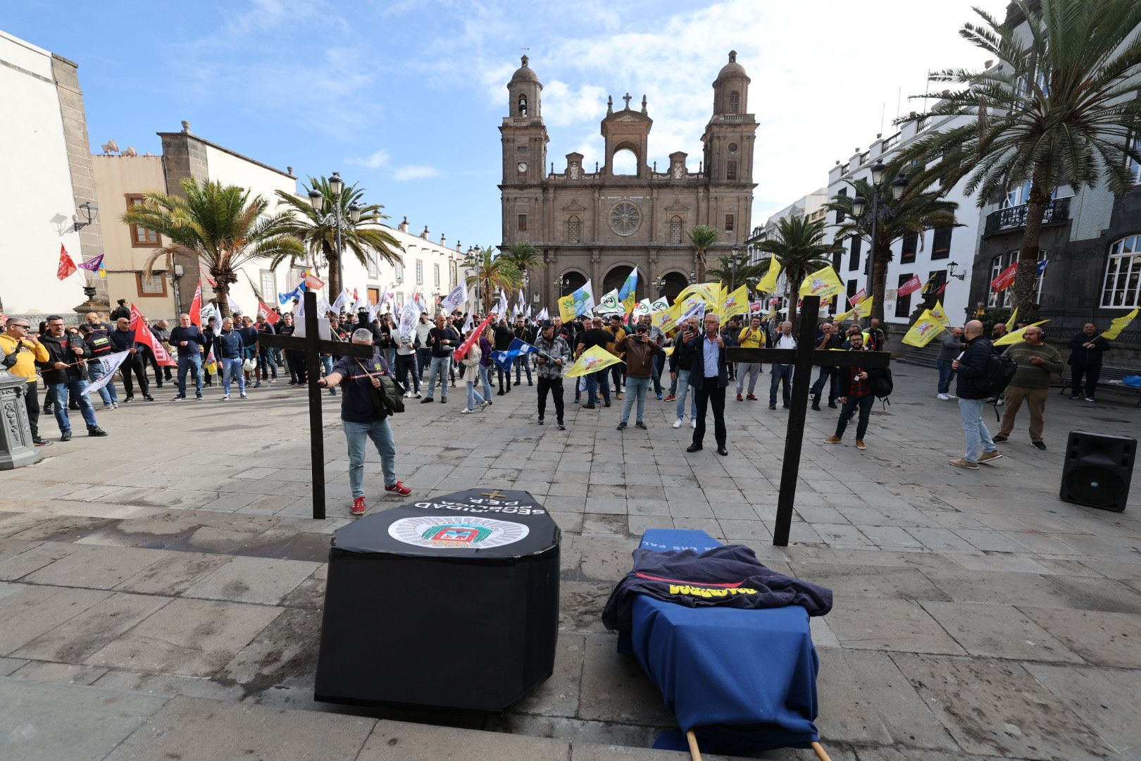 Protesta policial: Concentración ante el Ayuntamiento de la capital grancanaria por el conflicto de las horas extras