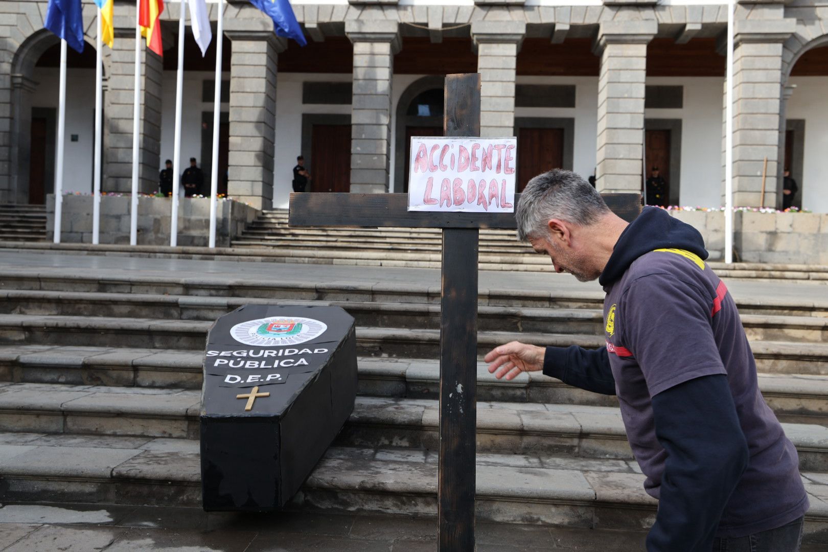 Protesta policial: Concentración ante el Ayuntamiento de la capital grancanaria por el conflicto de las horas extras