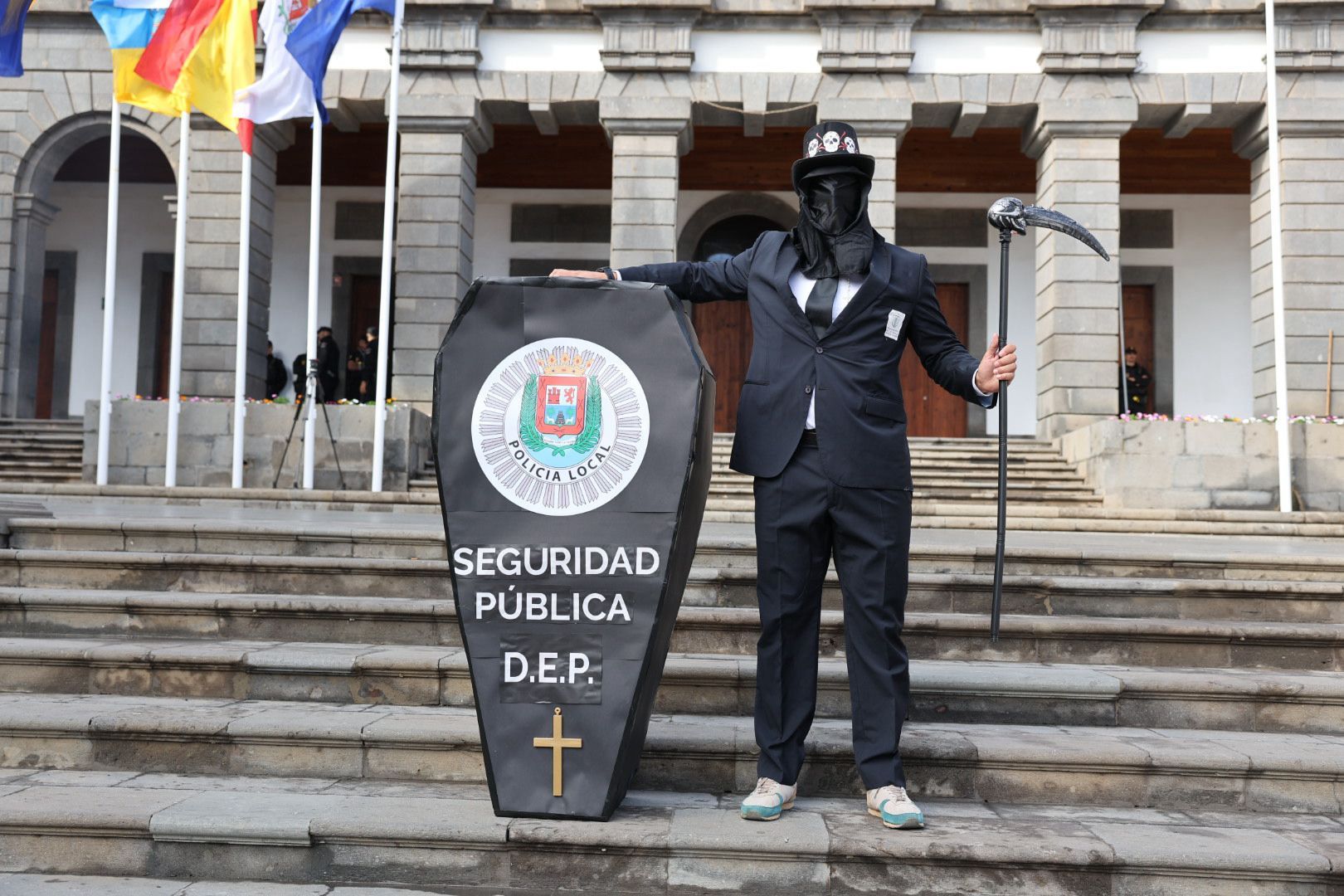 Protesta policial: Concentración ante el Ayuntamiento de la capital grancanaria por el conflicto de las horas extras