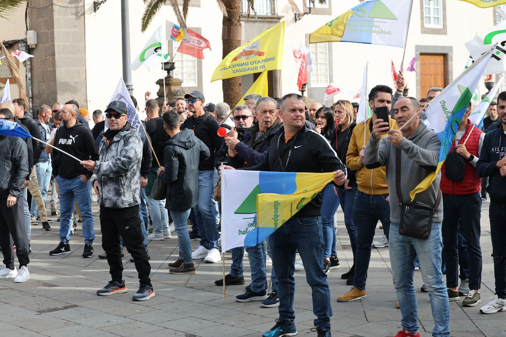 Protesta policial: Concentración ante el Ayuntamiento de la capital grancanaria por el conflicto de las horas extras