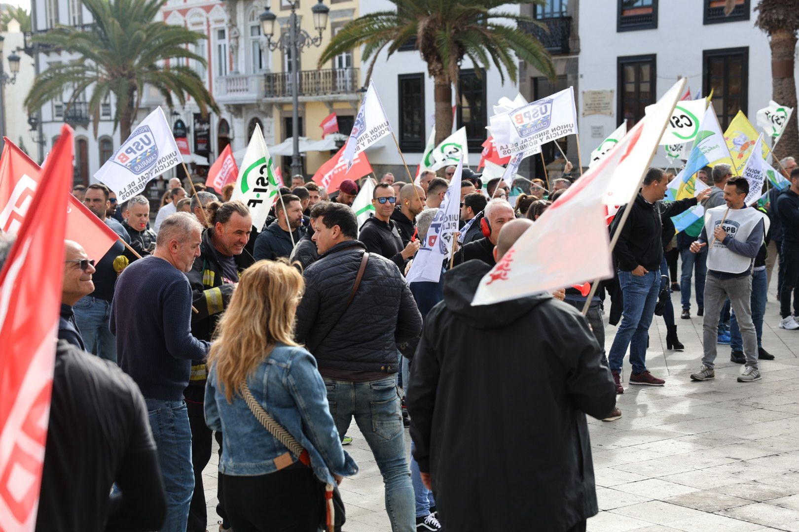 Protesta policial: Concentración ante el Ayuntamiento de la capital grancanaria por el conflicto de las horas extras