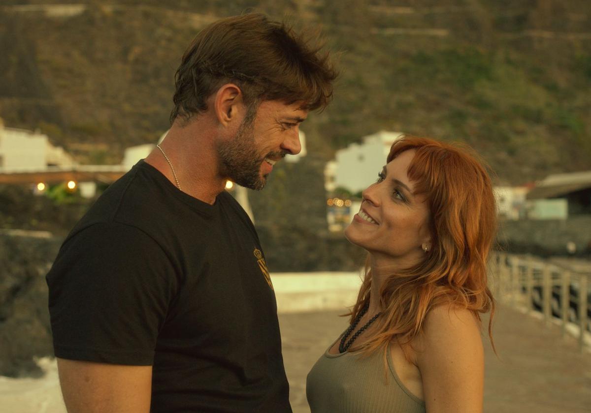 Los protagonistas de 'Bajo un volcán', William Levy y Maggie Civantos.