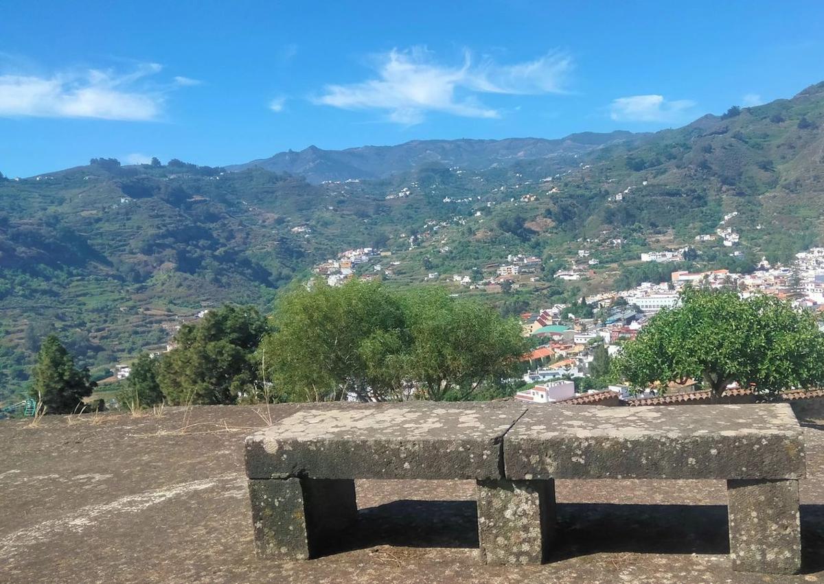 Imagen secundaria 1 - Dos imágenes que atesora la FEDAC de los primeros años del convento y vistas actuales desde la zona llamada La Montañeta.