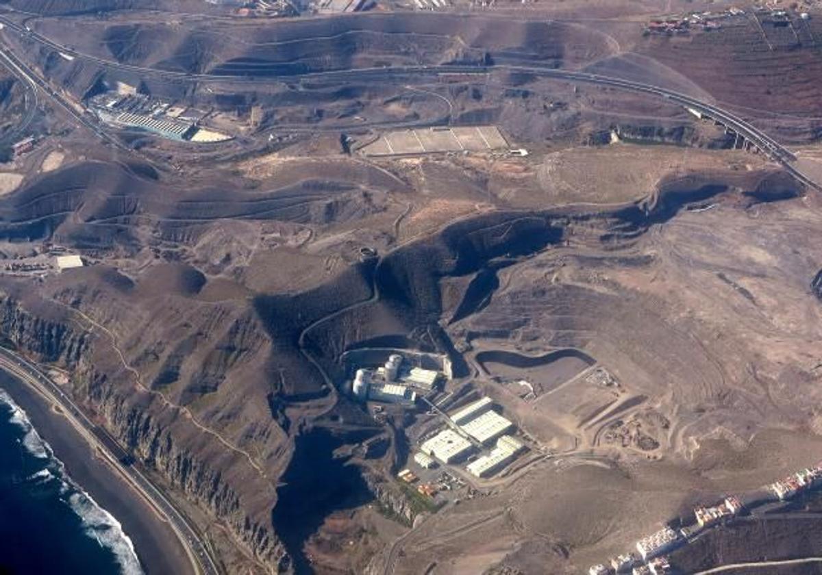 Vista del Ecoparque Norte, en la capital, con la circunvalación al fondo.