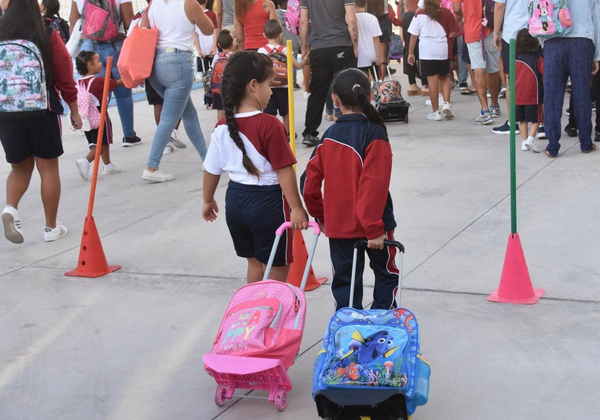 Imagen de archivo de escolares asistiendo a su primer día de cole.