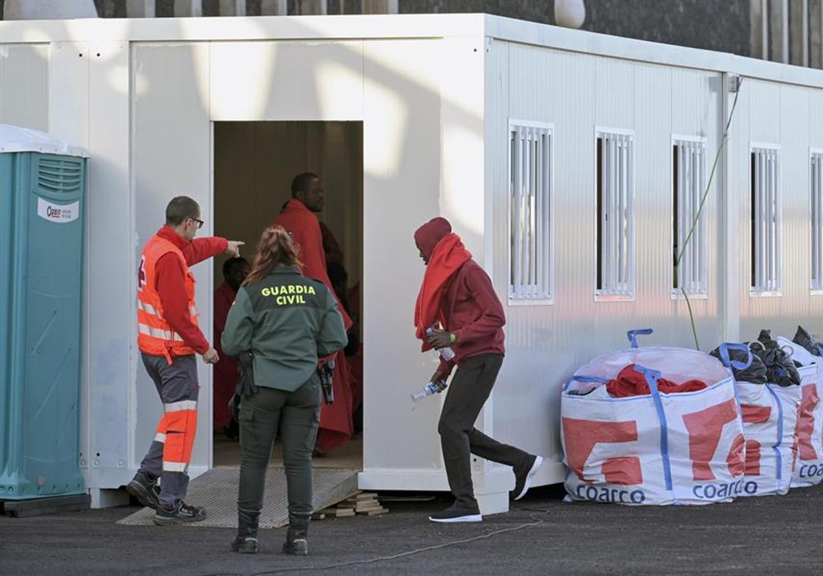 Varios inmigrantes son atendidos por la Cruz Roja el puerto de La Restinga.