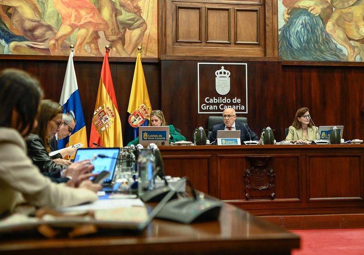 El presidente del Cabildo, Antonio Morales, mira hacia los consejeros del Grupo Popular.