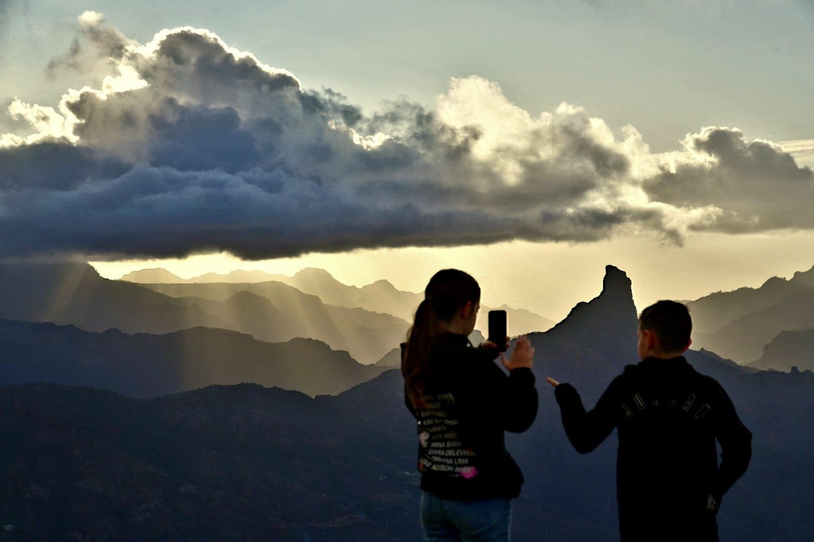 La cumbre de Gran Canaria presenta una fría postal verde