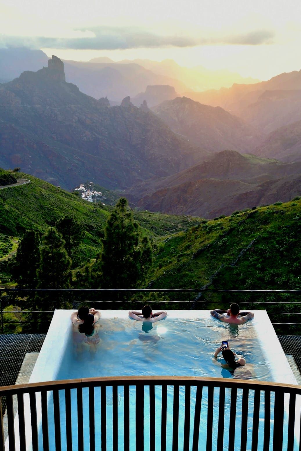 La cumbre de Gran Canaria presenta una fría postal verde