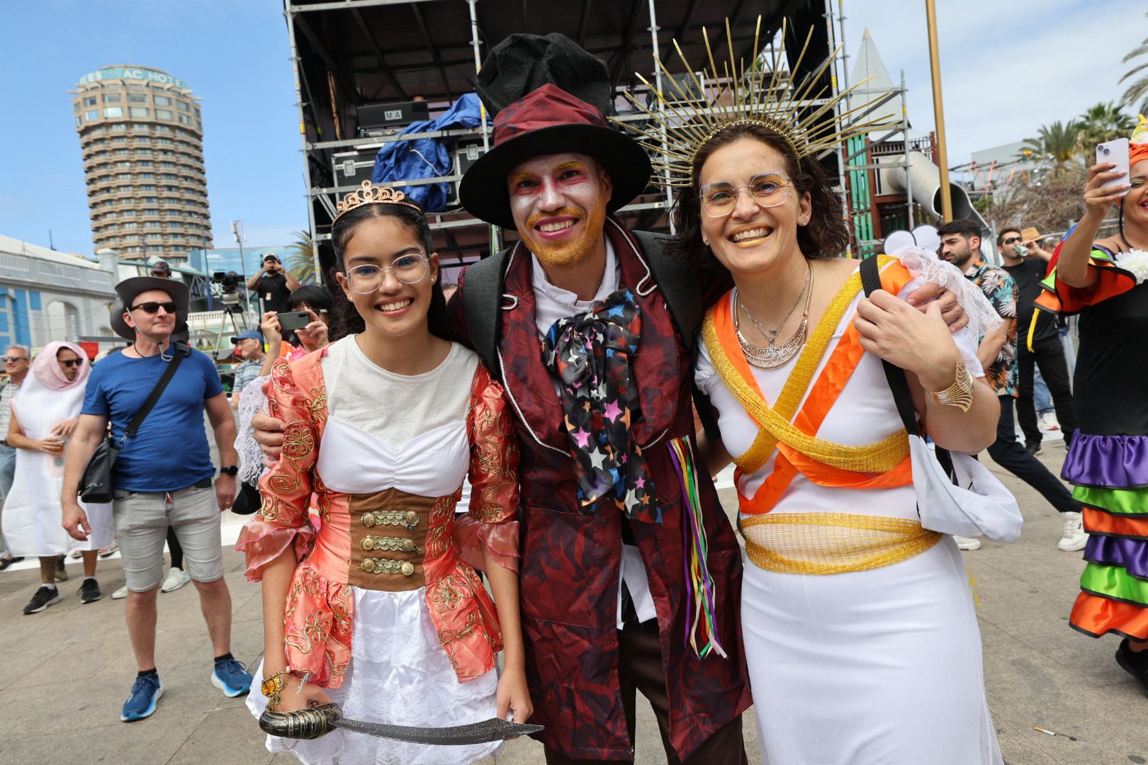 Las mascaritas bailan en el primer carnaval de día de Las Palmas de Gran Canaria