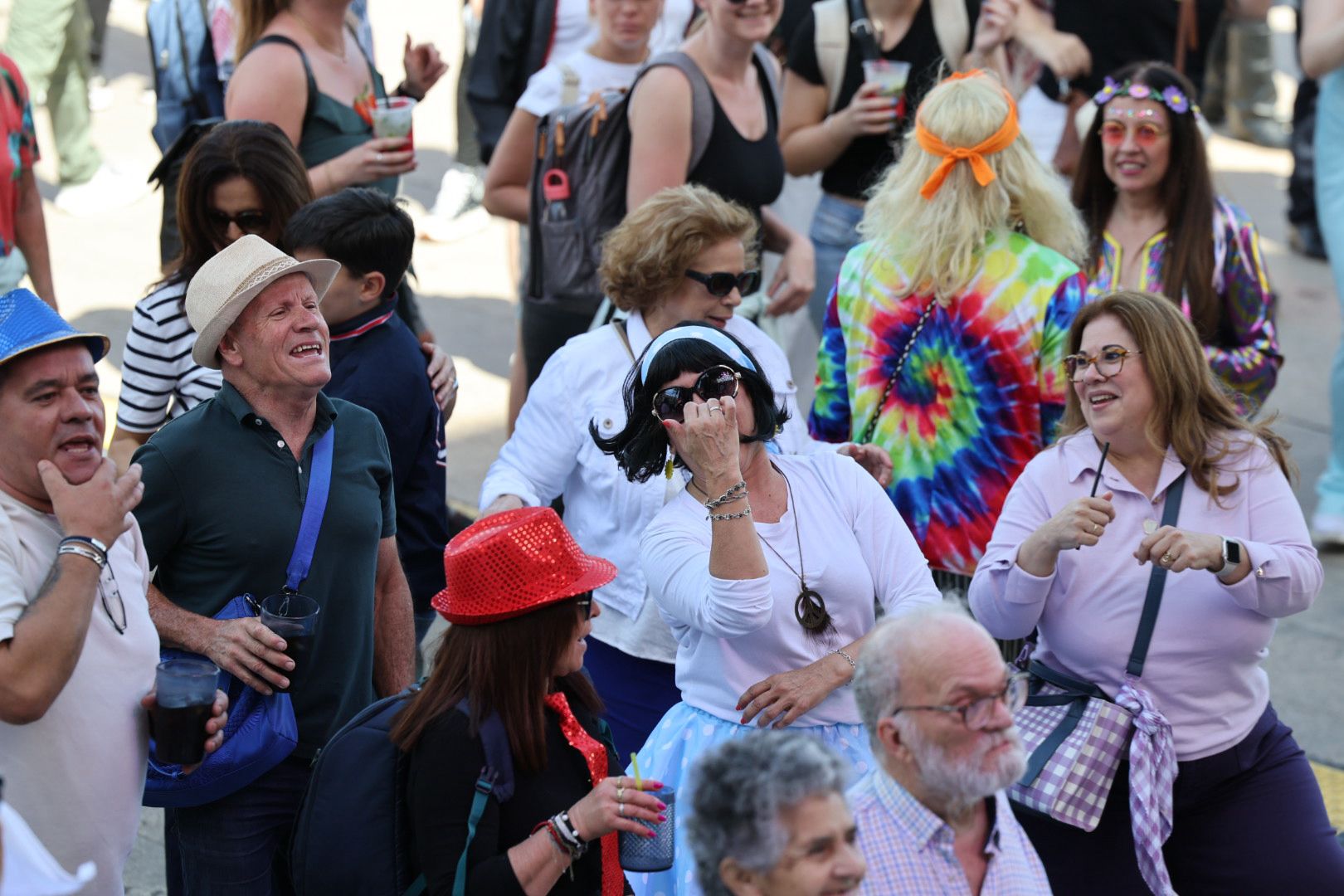 Las mascaritas bailan en el primer carnaval de día de Las Palmas de Gran Canaria