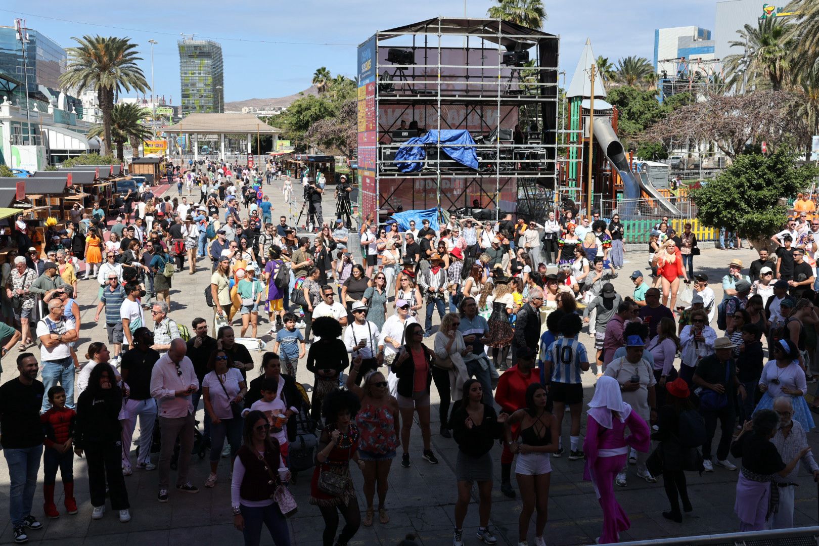 Las mascaritas bailan en el primer carnaval de día de Las Palmas de Gran Canaria