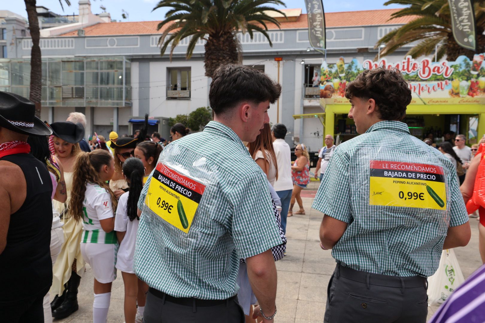 Las mascaritas bailan en el primer carnaval de día de Las Palmas de Gran Canaria