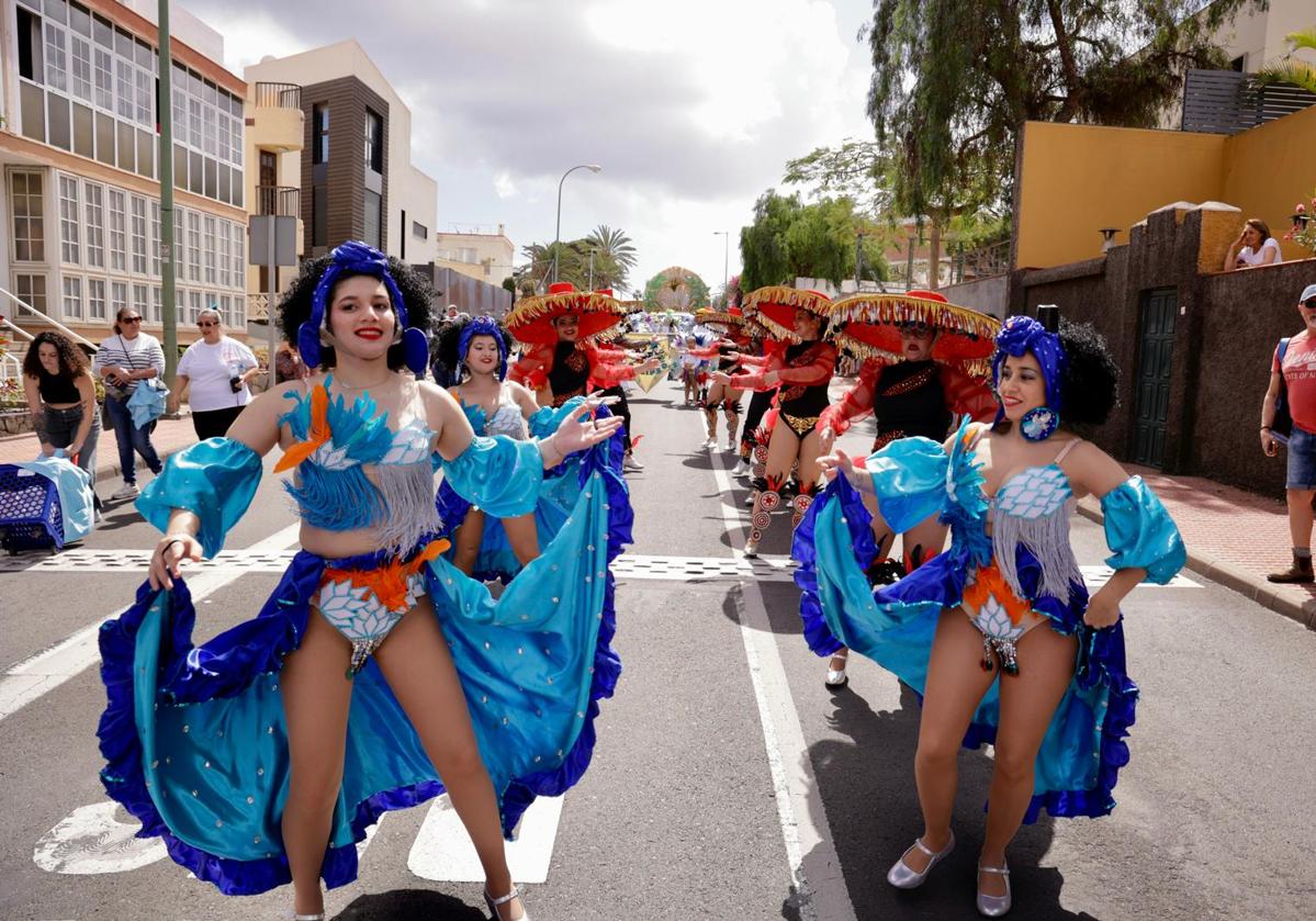 Las comparsas aportaron su ritmo y su alegría al desfile.