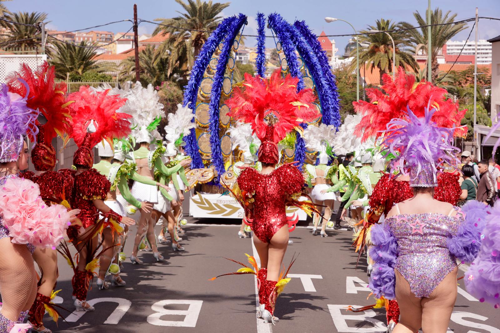 Color y fantasía en el desfile inaugural del carnaval de Las Palmas de Gran Canaria