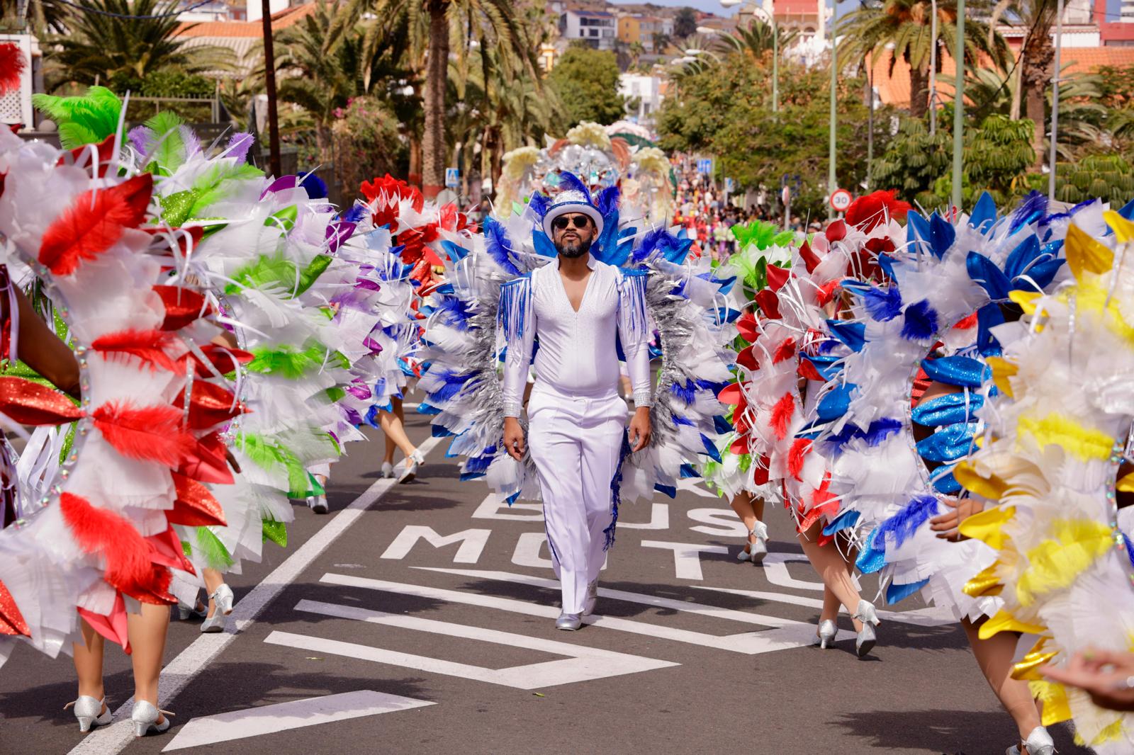 Color y fantasía en el desfile inaugural del carnaval de Las Palmas de Gran Canaria