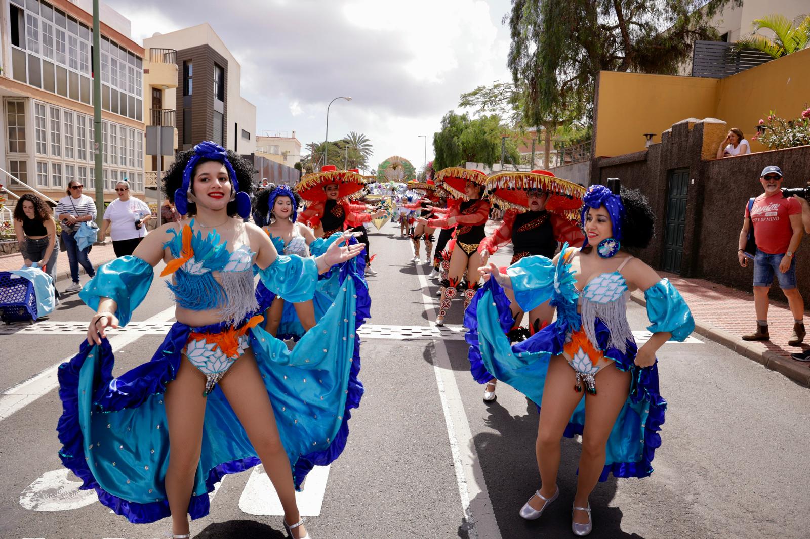 Color y fantasía en el desfile inaugural del carnaval de Las Palmas de Gran Canaria