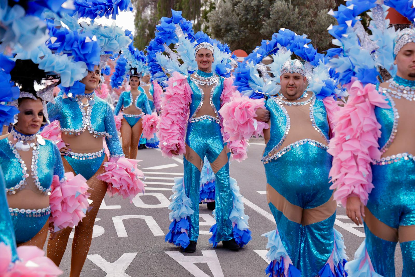 Color y fantasía en el desfile inaugural del carnaval de Las Palmas de Gran Canaria