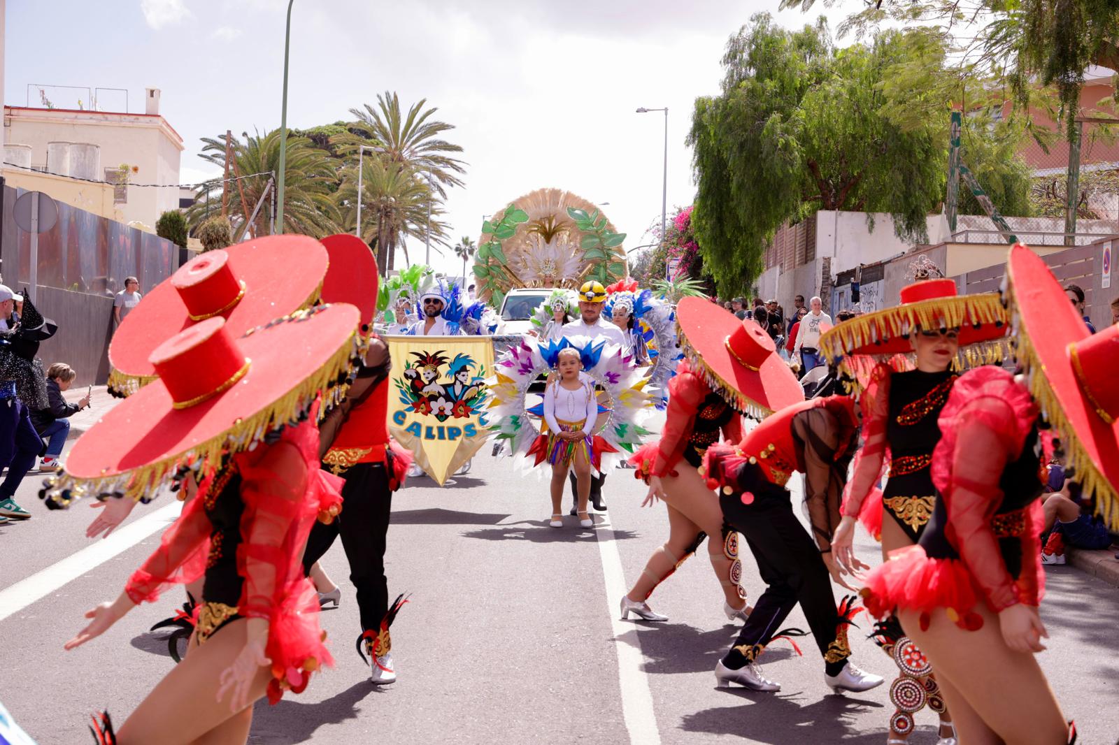 Color y fantasía en el desfile inaugural del carnaval de Las Palmas de Gran Canaria