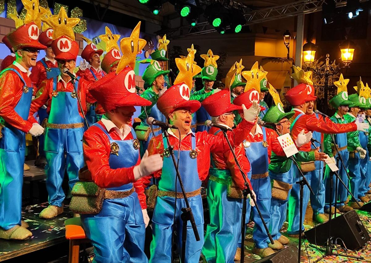 Imagen secundaria 1 - Murga Lady's Lagartos (arriba); Los Lagartos (izquierda); y Miruflinas.