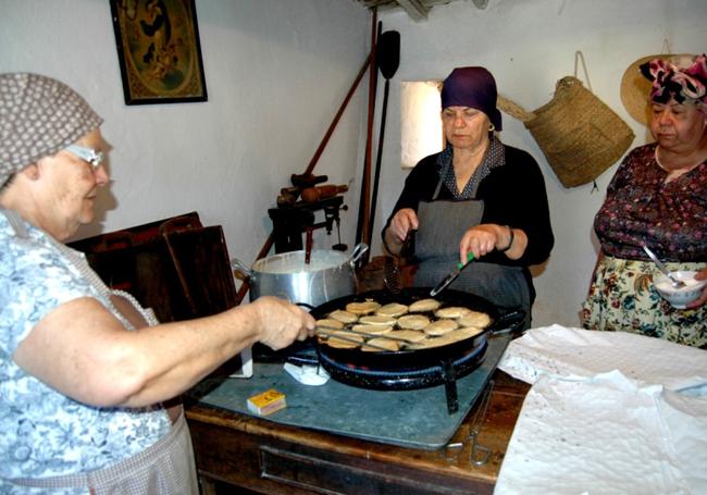 Voluntarias haciendo tortillas de carnaval.