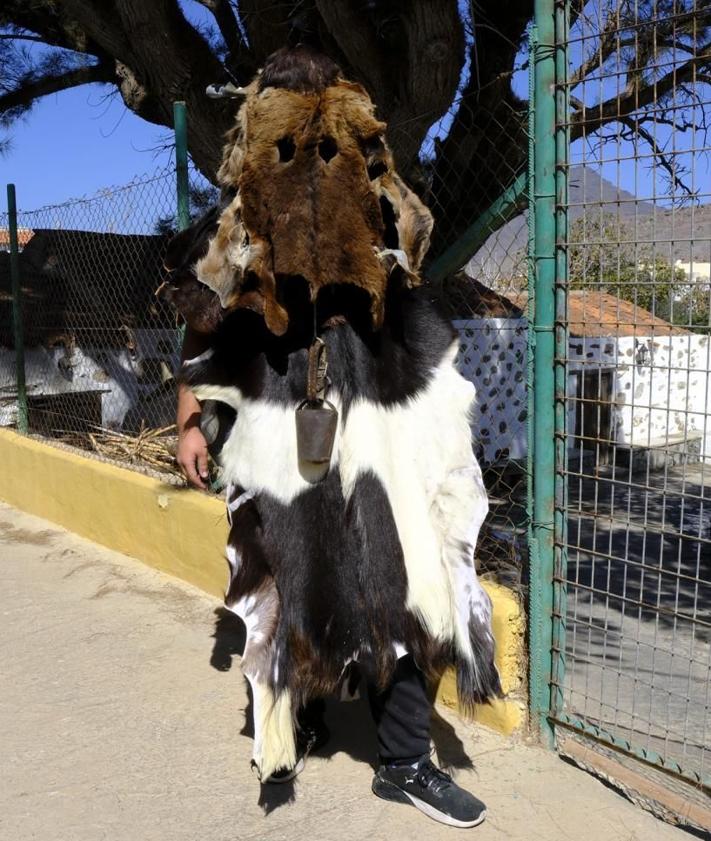 Imagen secundaria 2 - En la foto superior, Alejandro, de 22 años, posa con su vestido de macho. Debajo, dos machos en plena acción contra una vecina que se les cruzó en el camino. Y el propio Alejandro, ya pertrechado con su disfraz y en su papel. 